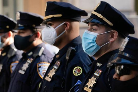 Η Νέα Υόρκη απαιτεί τον εμβολιασμό για αστυνομικούς, πυροσβέστες και δημοτικούς υπαλλήλους