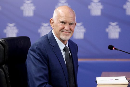«Βλέπει» τους υπόλοιπους, ανακοινώνει τις προθέσεις του