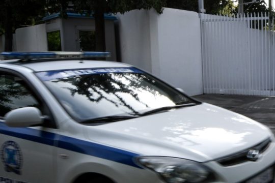 Mολότοφ στο αστυνομικό τμήμα Ζωγράφου