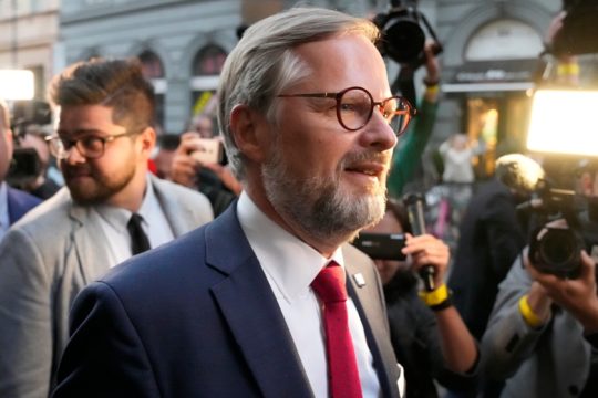 Κυβερνητική εντολή στα όρια του Συντάγματος