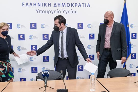 Χωρίς επιπλέον μέτρα οι «κόκκινες» περιοχές – Πού θα είναι «ελεύθεροι» οι εμβολιασμένοι