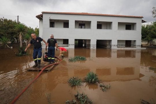 Πλημμύρισαν σπίτια, επιχειρήσεις και δρόμοι στη βόρεια Εύβοια