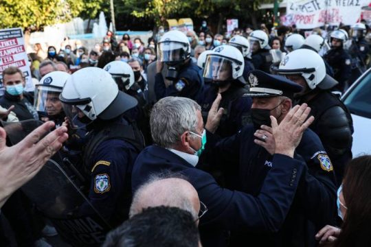 Πορεία υγειονομικών σε Μαξίμου και υπουργείο Υγείας