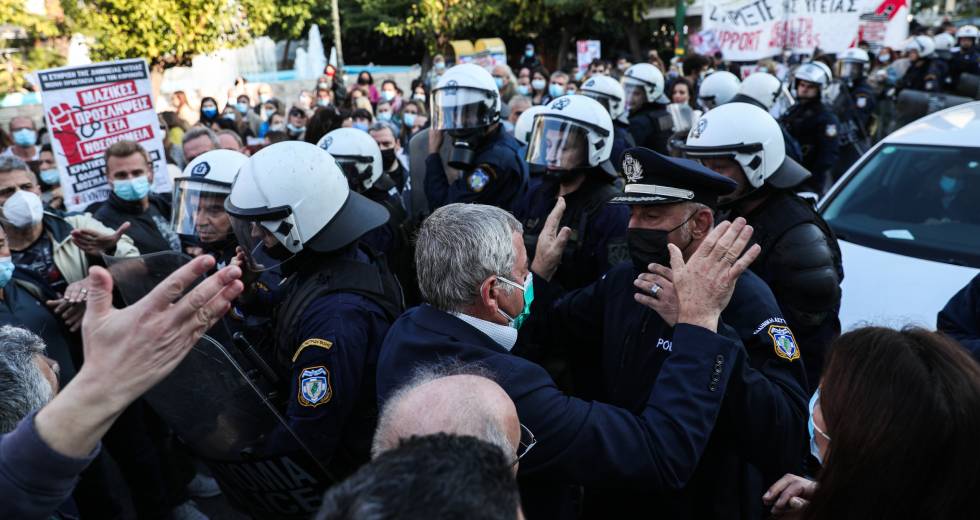 Πορεία υγειονομικών σε Μαξίμου και υπουργείο Υγείας