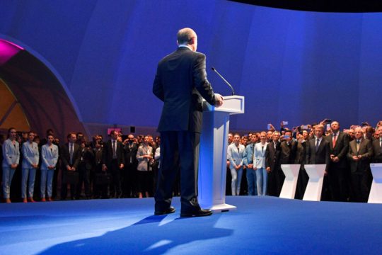 Ο Πούτιν… ρίχνει τις τιμές