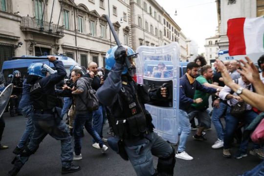 Επεισόδια στη Ρώμη σε συγκέντρωση αντιεμβολιαστών