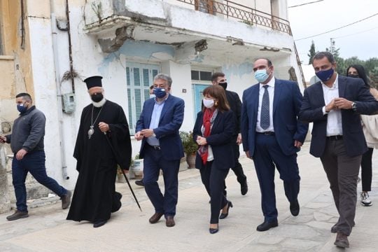 Ηράκλειο: Στις σεισμόπληκτες περιοχές η Κατερίνα Σακελλαροπούλου