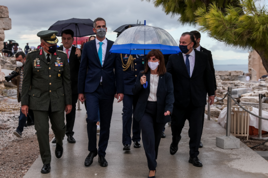 Σε βροχερό κλίμα ο εορτασμός της 77ης επετείου «αποτίναξης» του ναζιστικού ζυγού