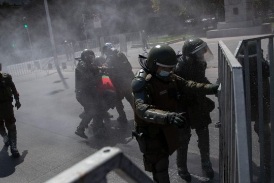 Μία νεκρή και 17 τραυματίες σε πορεία αυτοχθόνων στο Σαντιάγο της Χιλής