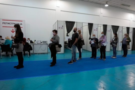 Ρώσοι συρρέουν στη Σερβία για να εμβολιαστούν