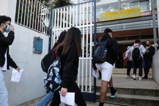 Στοιβάζουν μαθητές εν μέσω πανδημίας