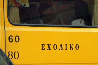 Οδηγός σχολικού λεωφορείου ετών… 74 και χωρίς δίπλωμα