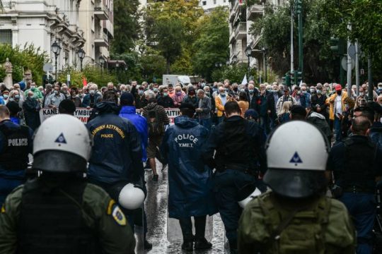 Βροντερό «όχι» από πλήθος συνταξιούχων στο Μαξίμου