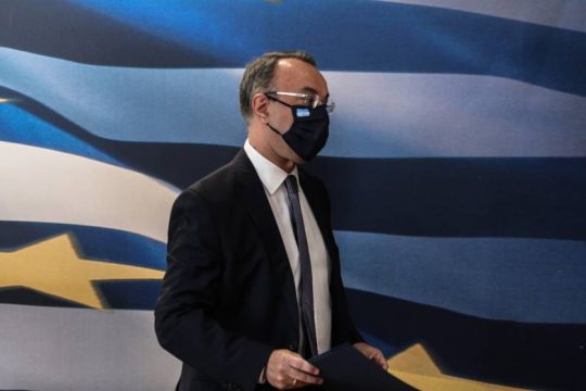Ηλεκτρισμένα… μυστικά και ψέματα