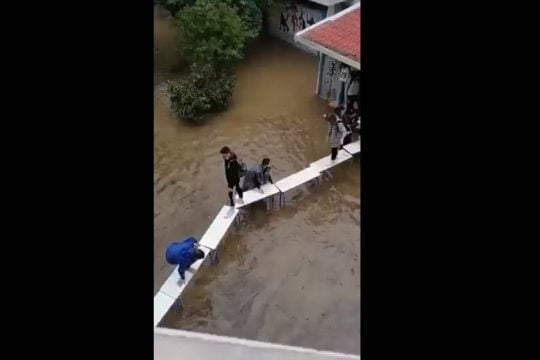 Aπίστευτες εικόνες από πλημμυρισμένο σχολείο στη Νέα Φιλαδέλφεια