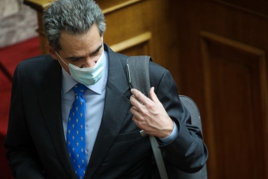 Κολλημένος με τα δύο άκρα ο Συρίγος