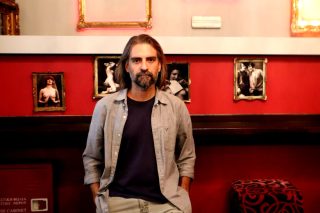 Θανάσης Χουλιαράς: «Η Αθήνα επαναλανσάρεται αλλά με χυδαίους όρους»