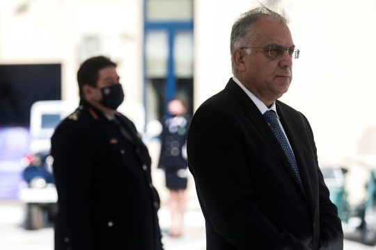 «Ανθρώπινα» και «συμβολικά» ο Θεοδωρικάκος στηρίζει τους 7 αστυνομικούς