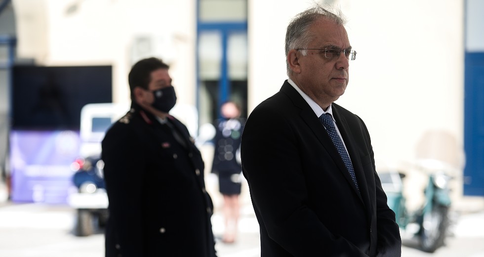 «Ανθρώπινα» και «συμβολικά» ο Θεοδωρικάκος στηρίζει τους 7 αστυνομικούς