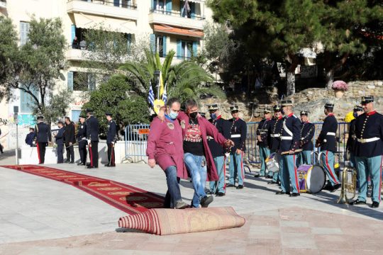 Ο κορονοϊός προελαύνει, η κυβέρνηση… παρελαύνει