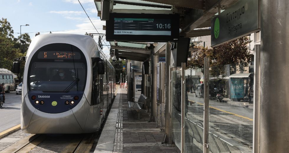 Τετράωρη στάση εργασίας στο τραμ την Παρασκευή το βράδυ