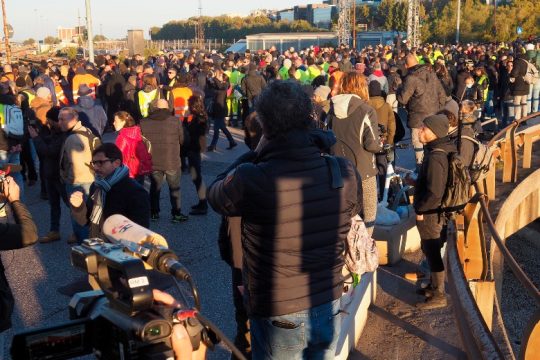 Αύρες νερού και δακρυγόνα κατά ναυτεργατών που αντιδρούν στο πράσινο πάσο στην Τεργέστη