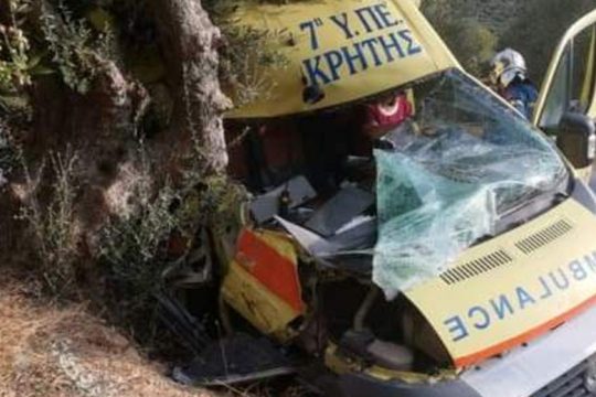 Τροχαίο ατύχημα στα Χανιά με ασθενοφόρο να προσκρούει σε δέντρο