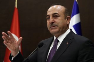 «Ψαρεύει» σε επικίνδυνα νερά