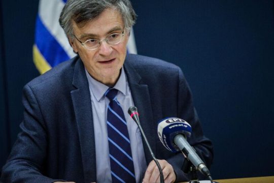 Βαλτώνει ο εμβολιασμός, επιστρατεύουν και πάλι τον Τσιόδρα