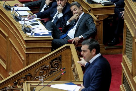 Ρωτά για την πανδημία, στοχεύει στο επιτελικό κράτος