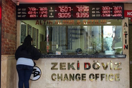 Η μείωση των επιτοκίων έφερε νέα πτώση για την τουρκική λίρα