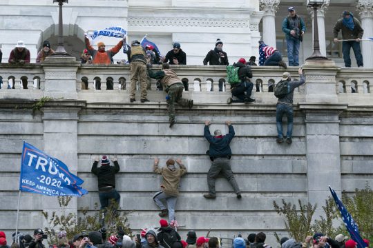 Δίωξη του Μπάνον ζητά ομόφωνα η εξεταστική επιτροπή