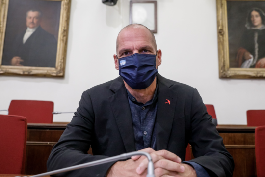 Όψιμες επιφυλάξεις Βαρουφάκη για την Εφ.Συν.