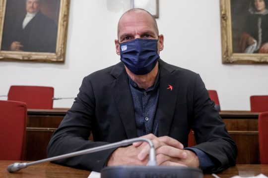 Βαρουφάκης: Γιατί στηρίζω εξεταστική για τη «λίστα Πέτσα» και τις δημοσκοπήσεις