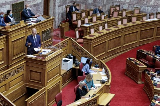 Με 191 ψήφους και διασταυρούμενα πυρά «πέρασε» η ελληνογαλλική συμφωνία