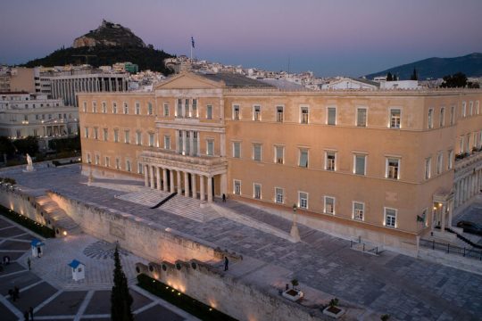 Καθησυχάζει για τις ρωγμές στο κτίριο της Βουλής ο Τασούλας