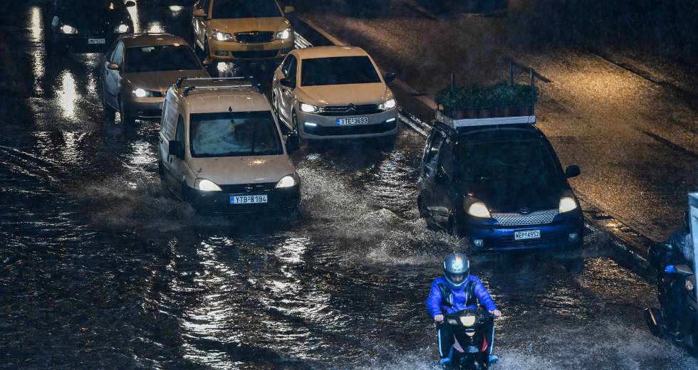 Δύσκολη νύχτα στην Αττική – Πού θα χτυπήσει ο «Μπάλλος» τις επόμενες ώρες