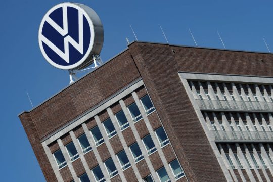 Γερμανία: Η Volkswagen εξετάζει την περικοπή 30.000 θέσεων εργασίας