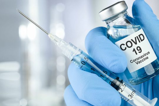 CEO της Moderna: Σε 2 με 6 εβδομάδες θα ξέρουμε την αποτελεσματικότητα των εμβολίων στην παραλλαγή Όμικρον