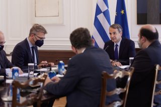 Διχαστικός ο πρωθυπουργός, ακάθεκτος ο κορονοϊός