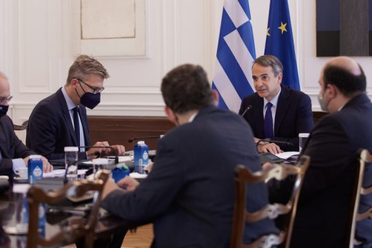 Διχαστικός ο πρωθυπουργός, ακάθεκτος ο κορονοϊός