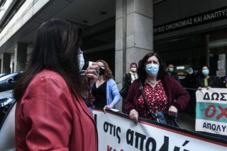 Αγωνία και ευκαιρία για τις συμβασιούχες καθαρίστριες του ΥΠΟΙΚ