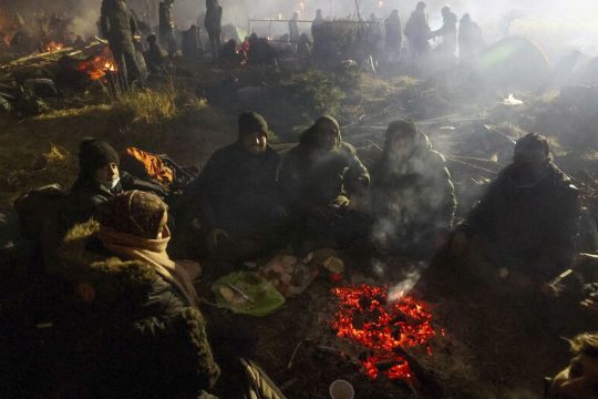 Ανεβαίνουν οι τόνοι στην πλάτη των προσφύγων