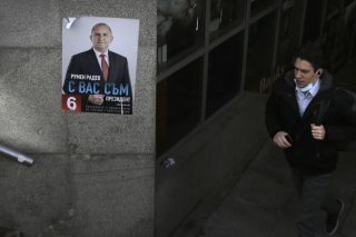 Στήνουν κάλπες ανάμεσα στα φέρετρα