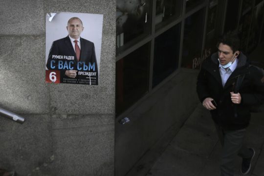 Στήνουν κάλπες ανάμεσα στα φέρετρα