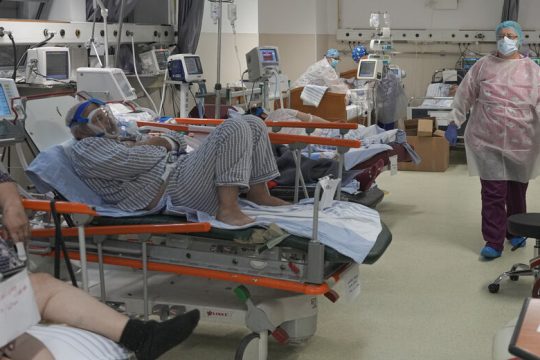 Εκτακτα μέτρα στην Ευρώπη καθώς η πανδημία καλπάζει
