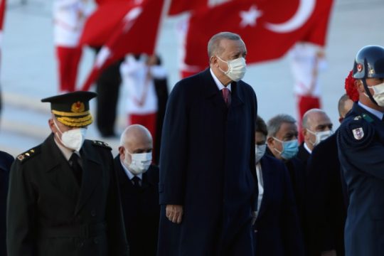Διπλή έξωση για τον Ερντογάν;