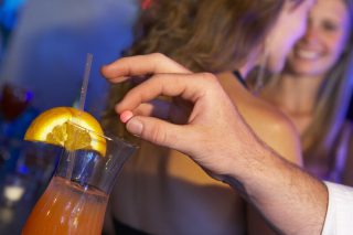 Ευρωπαίες καταγγέλλουν τα μπαρ όπου τις νάρκωσαν