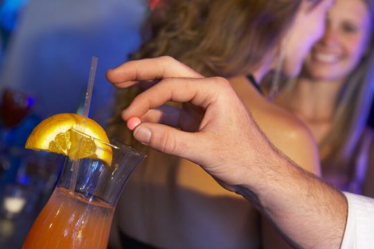 Ευρωπαίες καταγγέλλουν τα μπαρ όπου τις νάρκωσαν