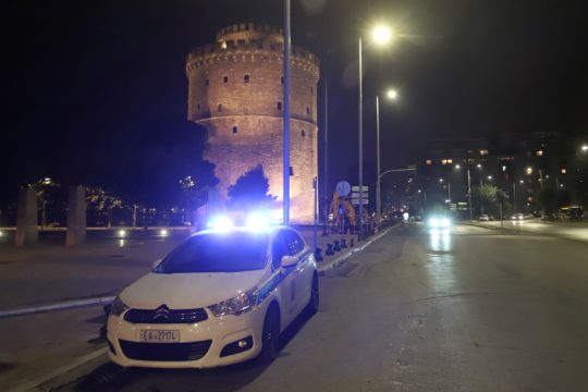 Γκαζάκια προκάλεσαν φθορές σε εισόδους πολυκατοικιών στη Θεσσαλονίκη